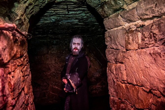 Tour of Terror - Meeting on the Royal Mile: the night starts with character