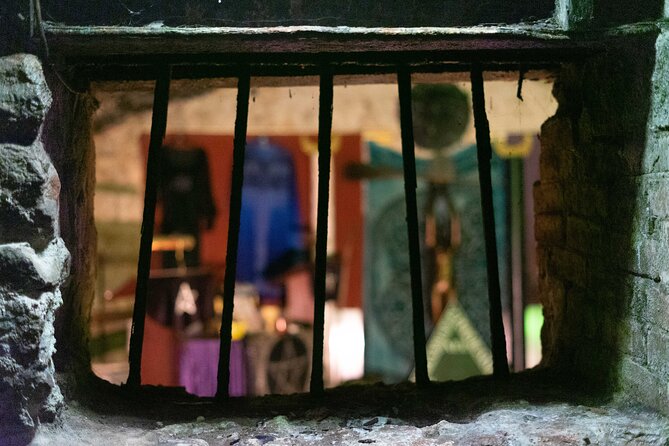 Underground Vaults Walking Tour in Edinburgh Old Town - Entering the vaults: the physical reality of 2-foot steps and spiral stairs