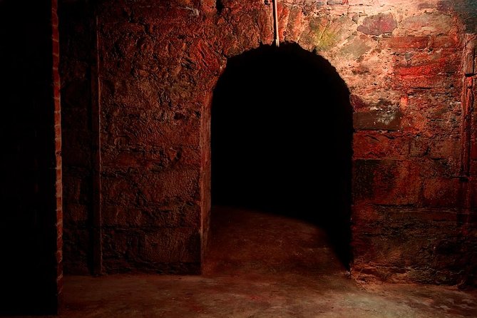 Underground Vaults Walking Tour in Edinburgh Old Town - Witchcraft temple stop and the haunted vault moment