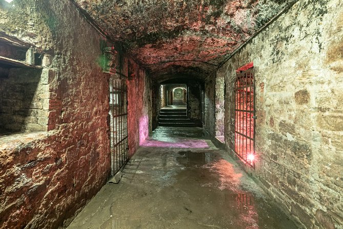 Underground Vaults Walking Tour in Edinburgh Old Town - Why the guide talk matters as much as the underground rooms